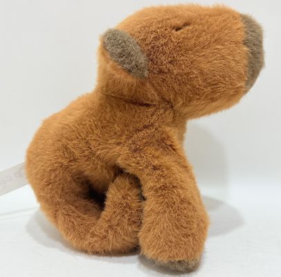 دستبند اسباب بازی کپیبارا را می توان بر روی دستشویی دوچرخه، دستگیره راکت بدمینتون و موقعیت های دیگر پوشید.