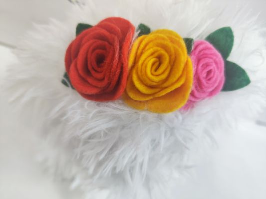 رقصیدن و آواز خواندن سگ سفيد با گل ها و زنگ ها در سر بچه ها اسباب بازي هديه روز کودکان