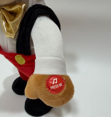 بابا نوئل و گوزن کریسمس در حال آواز خواندن و رقصیدن